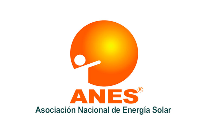 Es el logo de ANES, tiene las letras en color naranja, al igual que el circulo del centro. De color blanco es el fondo y una persona animada.