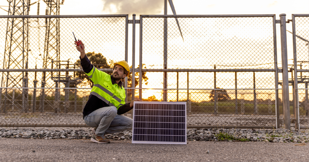 Energía solar, hombre observandola