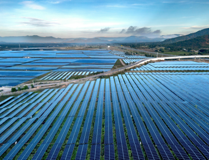Eficiencia de un panel solar. Es la imagen de muchos paneles solares desde una vista en altura